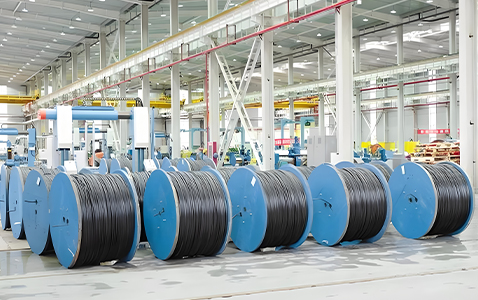 Bobines de câbles dans la zone de production de fils