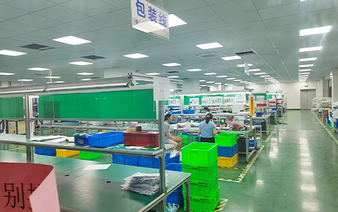 Línea de empaque dentro de la fábrica de arneses de cables en Dongguan
